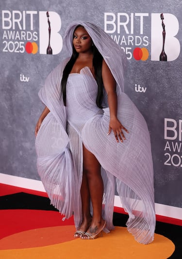 Whitney Adebayo posa en la alfombra de los Brit Awards 2025.