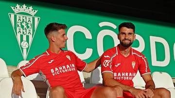 Sintes y Ortiz, con la camiseta roja