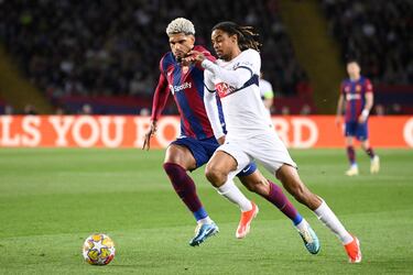 Pase largo a Bradley Barcola en carrera y el central uruguayo del Barcelona derriba al jugador francés en la frontal del área.