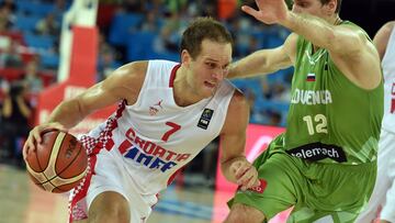 Croatia's guard Bojan Bogdanovic (L) vies with Slovenia's forward Zoran Dragic during the Group C qualification basketball match between Croatia and Slovenia at the EuroBasket 2015 in Zagreb on September 5, 2015. AFP PHOTO / ANDREJ ISAKOVIC