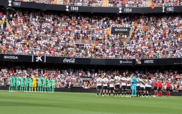 Minuto de silencio en Mestalla antes del encuentro por los fallecidos en el terremoto de Marruecos y los fallecidos en las inundaciones de Libia. 