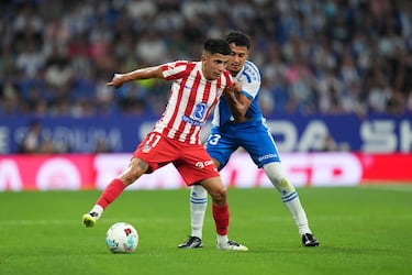El centrocampista argentino juega su primer partido en primera división con la camiseta rojiblanca.