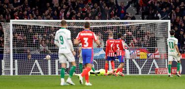 4-0. Ángel Correa avanza con el balón controlado a la frontal del área, le aguanta Juan Bernat y decide disparar con la derecha, raso cruzado, al palo derecho de Jirí Letácek para anotar el cuarto gol.