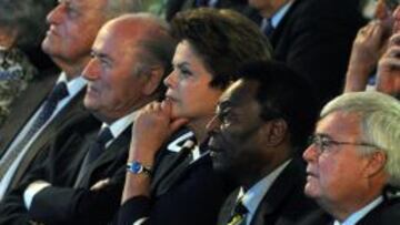 El expresidente de la CBF, Ricardo Teixeira, Pelé, la presidenta Dilma Roussef, el presidente de la FIFA, Joseph Blatter y el expresidente de la entidad, Joao Havelange, durante la ceremonia de elección del Mundial de 2014.