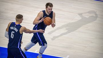 Nov 20, 2019; Dallas, TX, USA; Dallas Mavericks forward Kristaps Porzingis (6) passes the ball to forward Luka Doncic (77) in front of the shadow outline of former Maverick player Dirk Nowitzki during the second half against the Golden State Warriors at the American Airlines Center. Mandatory Credit: Jerome Miron-USA TODAY Sports
PUBLICADA 24/11/19 NA MA39 1COL