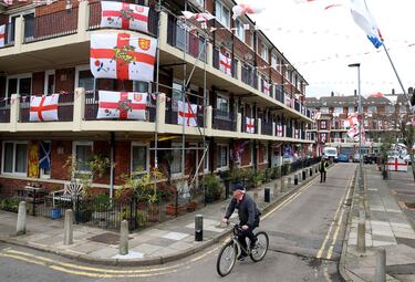 Cuando falta sólo un día para la gran final de la Eurocopa, Inglaterra, al igual que España, se engalana para dar apoyo a su selección nacional. En la imagen se ve Kirby State (Londres) totalmente inundado de banderas de Inglaterra. Confiamos en que mañana por la noche la bandera que ondee con más fuerza en Europa sea la española.