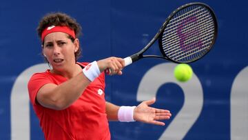 Carla Suárez devuelve una bola durante su partido ante Karolina Pliskova en los Juegos Olímpicos de Tokio 2020.