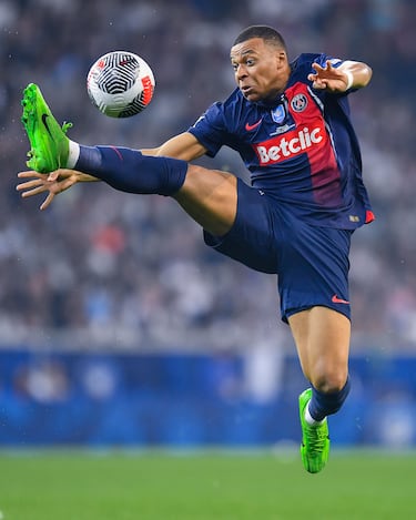 Kylian Mbappé ha construido su carrera desde que debutó a los 18 años en el Mónaco. Sus buenas actuaciones atrajeron la atención de varios clubes, siendo el Paris Saint-Germain su destino durante siete años. Sin embargo, su sueño siempre fue el Real Madrid y finalmente se unió al club este verano. Mbappé cuenta en su palmarés con un Mundial, siete títulos de Ligue 1 y más de 300 goles, lo que lo convierte en un potencial candidato al Balón de Oro año tras año.