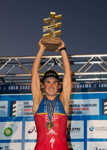 El triatleta español ha sido cinco veces campeón del mundo, en los años 2008, 2010, 2013, 2014 y 2015, y otras cuatro veces ha hecho podio. Fue medalla de bronce en el Campeonato Mundial por Relevos en 2007. En la foto, Noya levanta el trofeo del Mundial de Chicago, Estados Unidos, en 2015. 