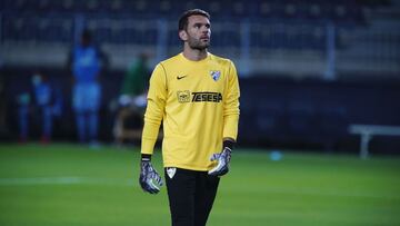 Juan Soriano, calentando antes de un partido en La Rosaleda.