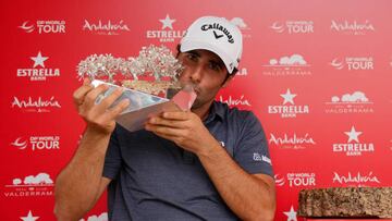 Adrián Otaegui posa con el trofeo de Valderrama.