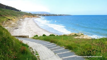 Esta playa de un kilómetro tiene sorpresas. En un lado de la playa encontramos el castro celta Fazouro y en el otro, el acantilado Mosteiro. De arena blanca y oleaje moderado la hacen ideal para un día de relax junto al mar.