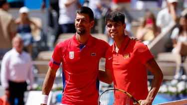 EVE126. BOGOTÁ (COLOMBIA), 04/09/2025.- Fotografía de archivo fechada el 04 de agosto de 2025 que muestra al tenista serbio Novak Djokovic (i) y al español Carlos Alcaraz posando en la final individual masculina de tenis de los Juegos Olímpicos de París 2024. Alcaraz sabe lo que es derrotar a Djokovic en dos finales de Wimbledon, pero la herida del oro olímpico que el serbio le arrebató en París sigue abierta. Este viernes, en las semifinales del Abierto de Estados Unidos, el murciano tendrá la ocasión para cobrarse su revancha. EFE/Juanjo Martín ARCHIVO