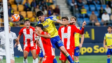Carlos Fernández rematando el que sería el gol del empate ante el Almería de los amarillos en el descuento.