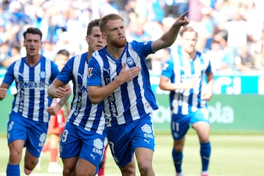 La celebración del 7 del Alavés poniendo su mano bajo el escudo.
