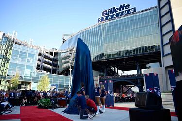 La estatua de Tom Brady a punto de ser revelada al mundo.