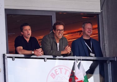 Los actores y propietarios del Wrexham, Rob McElhenney y Ryan Reynolds, en la grada durante el partido.