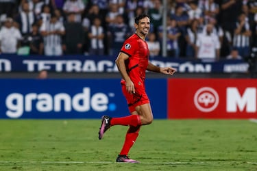 El delantero paraguayo de 44 años lleva metiendo goles desde 1998. Ha pasado por Paraguay, Alemania, Inglaterra, España y México. Se le recuerda por su etapa en el Bayern de Múnich, donde ganó cinco Bundesligas y la Champions League, y por su paso en el ‘Euro Málaga’. A nivel selección, es el máximo anotador de su país, jugó tres mundiales consecutivos (consiguiendo en el de 2010 alcanzar los cuartos de final, logrando la mejor clasificación histórica de los Guaraníes en un torneo mundialista) y fue finalista de la Copa América de 2011. Finalmente, en 2016 dejó de vestir la camiseta albirroja.