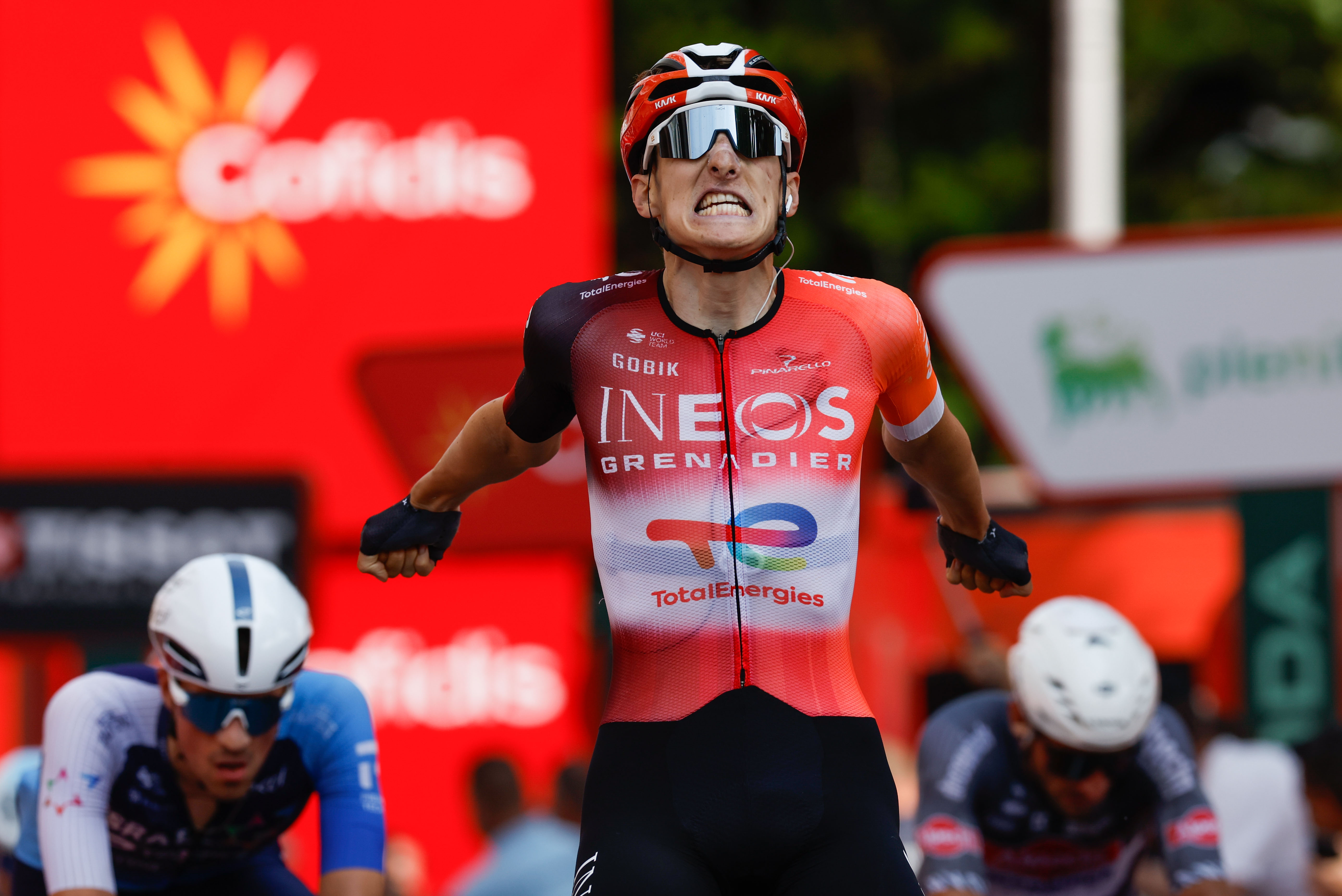 Ben Turner celebra eufórico su victoria en la cuarta etapa de la Vuelta a España, que discurrió entre las localidades de Susa (Italia) y Voiron (Francia) sobre 206,7 kilómetros.