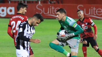 Lizoain atrapa el balón en el choque ante el Castellón en Anduva.