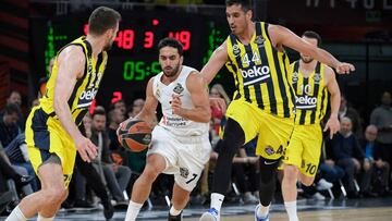 Fenerbahce's Serbian guard Marko Guduric (L) and Fenerbahce's Jordanian-Turkish centre Ahmet Duverioglu (R) challenge Real Madrid's Argentinian guard Facundo Campazzo (C) during the EuroLeague third place play-off basketball match between Fenerbahce and Real Madrid at the Fernando Buesa Arena in Vitoria on May 19, 2019. (Photo by LLUIS GENE / AFP)