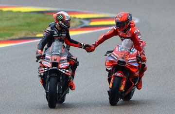 Al terminar la carrera Marc Márquez recibe la felicitación de Marco Bezzecchi, su rival por la carrera del sábado.
