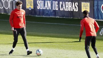 Giménez pelotea con Lemar durante el entrenamiento del Atlético de ayer.