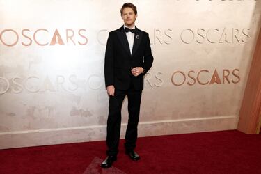 Joe Alwyn posa en la alfombra roja del Dolby Theatre.