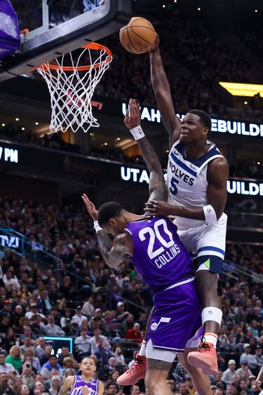 Anthony Edwards se sacó esta noche otro 'highlight' durante el encuentro de los Minnesota Timberwolves y los Utah Jazz.
