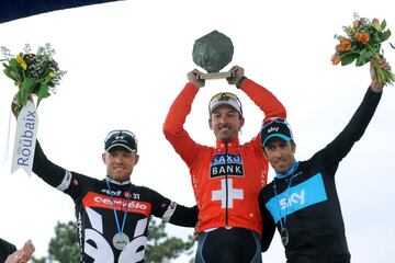 De los cinco Monumentos, el Tour de Flandes y esta París Roubaix nunca han sido ganadas por un español. Sólo dos rara avis del ciclismo español lograron subirse al podio con más de 40 años de diferencia. Si Poblet fue tercero en 1958 y segundo en 1960, hasta Juan Antonio Flecha en el siglo XXI no se pudo ver a otro español en el podio. De hecho, llevó una enorme trayectoria en el Infierno del Norte en la que sólo le faltó el triunfo: 2º en 2007, 3º en 2005 y 2010, 4º 2006 y 2012, 5º en 2009, 8º en 2013 y 9º en 2011. Ocho veces en el top-10.