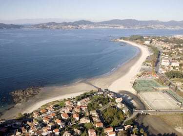 Es la playa urbana más grande y popular de Vigo. Ofrece una amplia gama de servicios, desde piscinas y canchas deportivas hasta un extenso paseo marítimo. Es ideal para pasar un día en familia o con amigos.