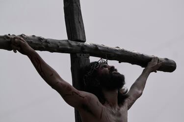 Representación de la crucifixión en Viernes Santo en India.