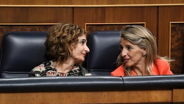 La vicepresidenta primera y ministra de Hacienda, María Jesús Montero (i) y la vicepresidenta segunda y ministra de Trabajo y Economía Social, Yolanda Díaz (d), durante una sesión plenaria extraordinaria, en el Congreso de los Diputados, a 22 de julio de 2025, en Madrid (España). El Congreso cierra este martes, 22 de julio, el curso parlamentario debatiendo en un Pleno extraordinario la convalidación de tres decretos leyes, las enmiendas a otras tres leyes provenientes del Senado y dos reformas del Reglamento del Congreso, impulsadas por PSOE y Sumar. El último pleno antes del verano estará también marcado por los casos de corrupción tras conocerse la imputación del exministro de Hacienda del PP Cristóbal Montoro por una presunta trama corrupta que habría beneficiado a empresas gasistas.
22 JULIO 2025;PLENO;CONGRESO;DIPUTADOS;
Fernando Sánchez / Europa Press
22/07/2025