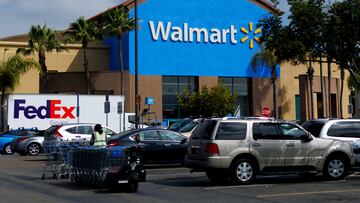 Autos estacionados afuera de una tienda Walmart en Oceanside, California.