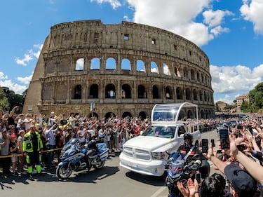 La procesión fúnebre del Papa Francisco atraviesa Roma y pasa por el Coliseo para llegar a la Basílica de Santa María la Mayor, lugar de su sepultura.
