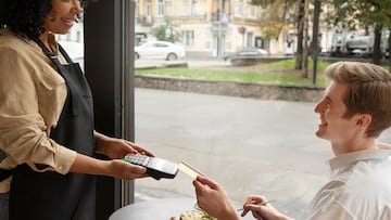 El dueño de un restaurante enseña el dinero en propinas que se lleva un camarero al mes en Suiza: más del doble del SMI en España