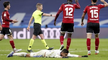 Hernández Hernández señala penalti en la acción entre Alderete y Casemiro.