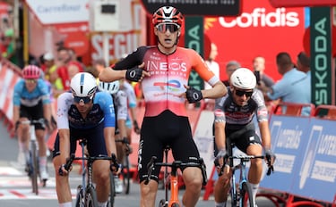 El ciclista británico, Ben Turner, entrando en meta como vencedor de la etapa. 