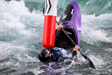 El británico Christopher Bowers se tumba sobre el agua, y pone su kayak en posición casi vertical, para salvar una puerta en la carrera contrarreloj masculina de kayak cross, durante la Slalom & Kayak Cross Selection Series. La prueba se disputa en el Centro de Aguas Bravas de Lee Valley, en la localidad de Waltham Cross, al norte de Londres.