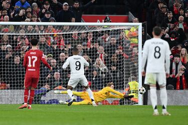 El delantero francés del Real Madrid lanza con pierna derecha desde los once metros a la izquierda de Caoimhín Kelleher y adivina el disparo.Gran parada del portero del Liverpool.