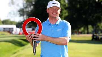 Nate Lashley posa con el trofeo de campeón del Rocket Mortgage Classic en el Detroit Country Club de Detroit, Michigan.