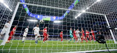 2-1. Saque de esquina de Luka Modrik, Alexander Nübel falla en la salida y el central alemán remata de cabeza para meter el balón dentro de la portería de su exequipo.