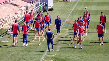 Los jugadores del Atlético, en la sesión de entrenamiento en Majadahonda.