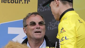 Bernard Hinault y Chris Froome, durante la ceremonia del podio en el Tour de Francia 2016.