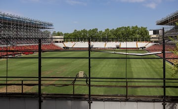 El temporada 25/26 el conjunto madrileño jugará en la Conference League. Por ello, una delegación de la UEFA ha inspeccionado el estadio de Vallecas. Los han revisado la grada, carpeta en mano, acompañados por diferentes empleados del club rayista. Según la norma, el campo debe pertenecer a la categoría 4 y el mayor inconveniente para conseguirlo son las las dimensiones del terreno de juego.
