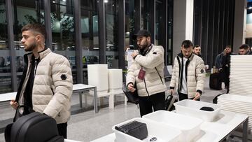 PAMPLONA, 09/01/2024.- La expedición de jugadores, directivos y empleados de Osasuna ha salido este martes a las 9.00 horas desde el aeropuerto de Pamplona-Noáin con destino a Riad (Arabia Saudí) para disputar la semifinal de la Supercopa de España ante el F.C.Barcelona. EFE/ Villar López