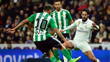 Dani Ceballos, contra Isco en el Santiago Bernabéu.