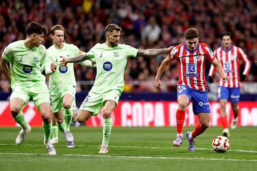 Julián Álvarez intenta avanzar ante la oposición de los jugadores del Barcelona, Iñigo Martínez, Pau Cubarsí y Frenkie de Jong.