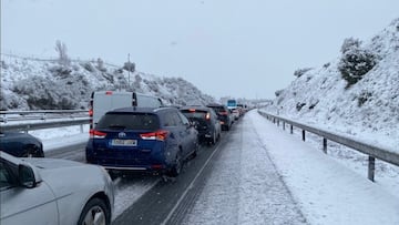 Nieva en Madrid: la Comunidad eleva el nivel de alerta, carreteras cortadas, colapso por accidentes...