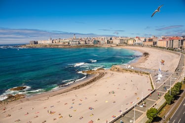 Esta playa urbana goza de una gran extensión de arena y de todos los servicios que ofrece el estar dentro de la ciudad. Es ventosa y con oleaje moderado que permite la práctica de deportes acuáticos. Es una de las playas más concurridas de la provincia.